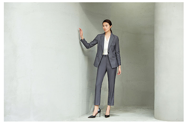 女款灰色一?？畚鞣籽b定制款模特圖片展示