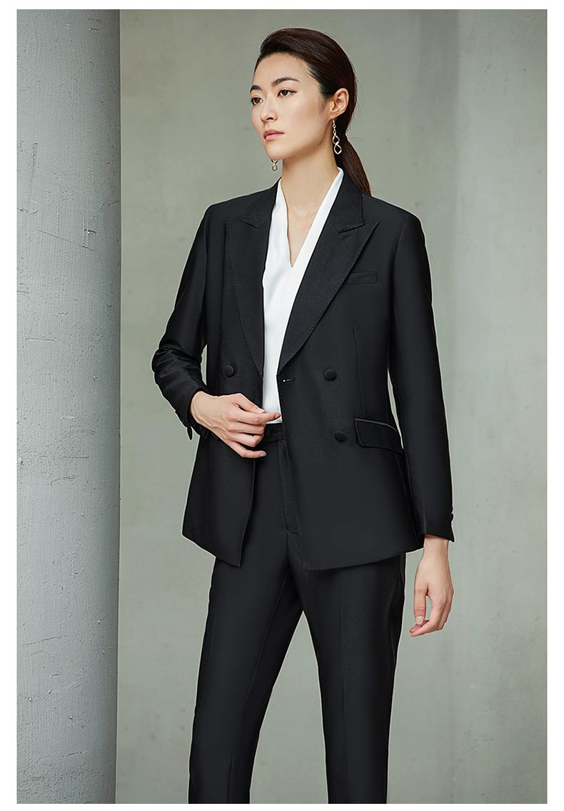 女款黑色雙排扣職業西服模特展示圖4